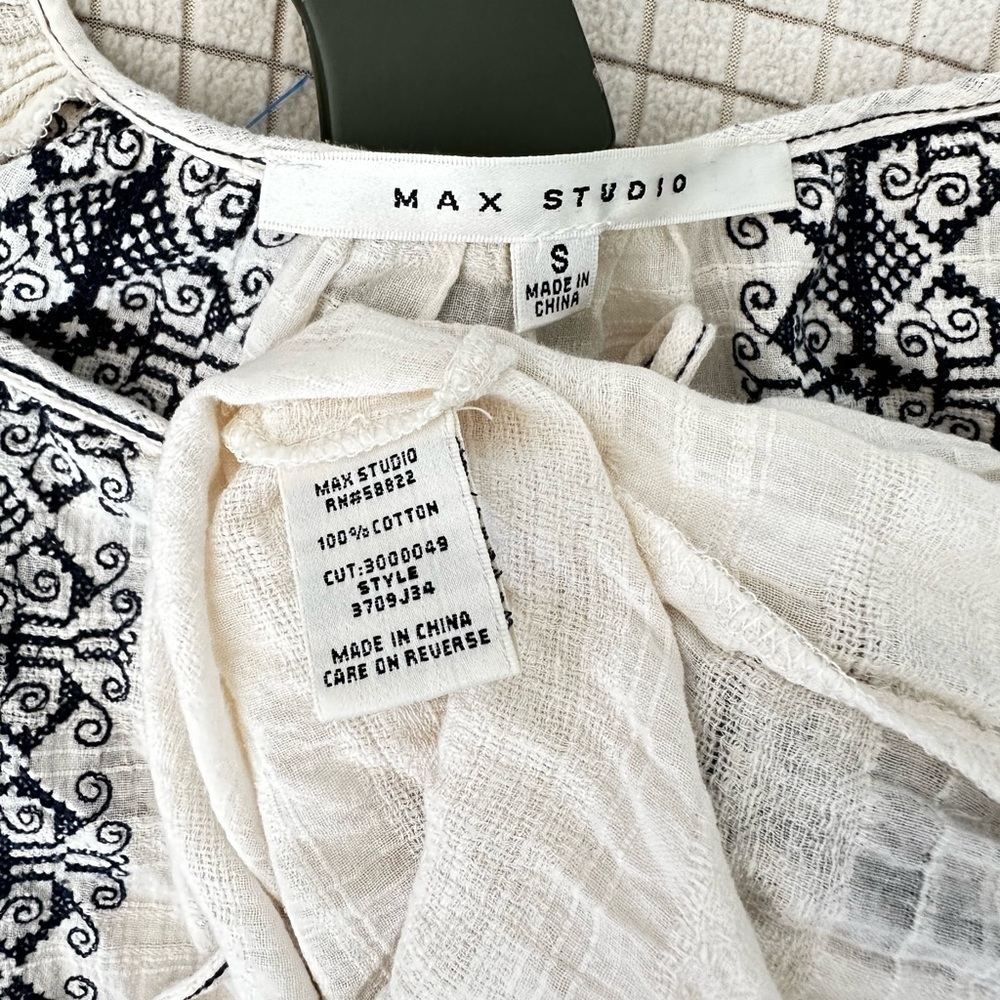 🛍️ Max Studio off-white and blue print blouse. Excellent condition. - Picture 5 of 5